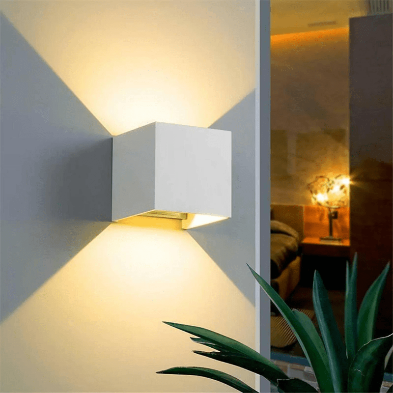 Arbotante LED 6W Cubo Blanco- Blanco Cálido Para Exterior Haz De Luz Manipulable - Wattko